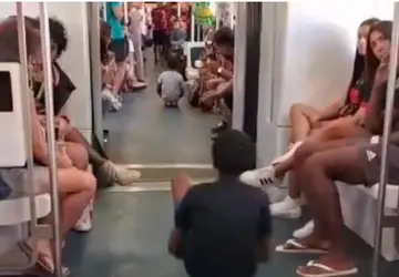 Crianças andam de skate dentro de metrô no Rio