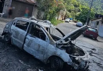 Traficantes impedem instalação de internet e colocam fogo em carro de provedora