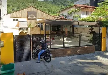 Gerente de pizzaria é presa após policiais encontrarem irregularidades em filial da Zona Sul de Niterói