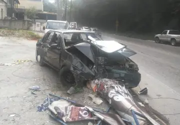 Mulher morre e homem fica ferido após acidente entre carro e moto em Niterói 