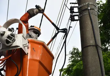Ação conjunta remove cerca de 300 quilos de cabos telefônicos de postes em Niterói