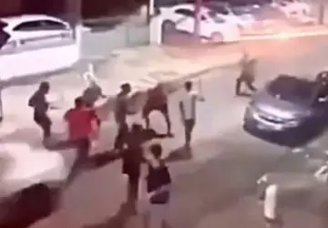 Adolescente atropela jovens com o carro da mãe após briga 