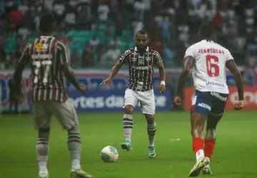 Em jogo interrompido por chuva, Fluminense toma virada do Bahia e segue sem vencer no Brasileiro