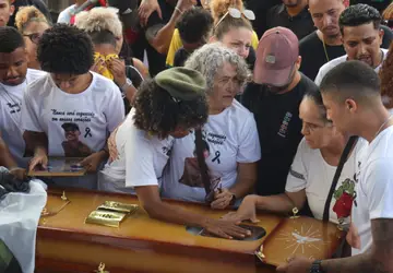 Corpo de jovem que morreu durante rave é sepultado na Baixada Fluminense