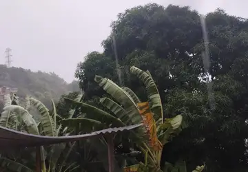 Chuva acompanhada de ventos com 40 km/h marca a manhã em São Gonçalo 