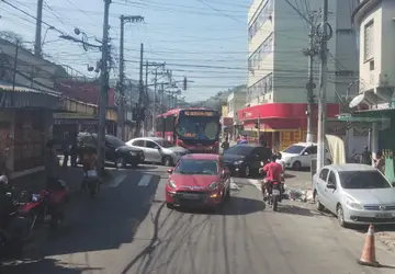 Colisão entre carro e ônibus congestiona tráfego na Zona Norte de Niterói