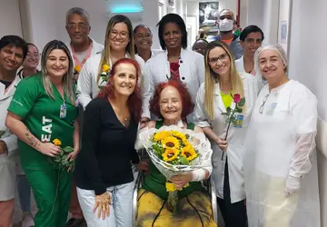 Escritora atacada por Pitbulls deixa hospital em São Gonçalo após novos procedimentos cirúrgicos