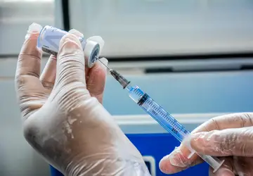 Estoque de vacinas contra a Covid-19 em Niterói está zerado; cidade registrou 4 mortes