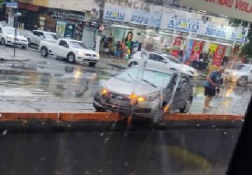 Carro por pouco não cai em rio durante chuva em Niterói