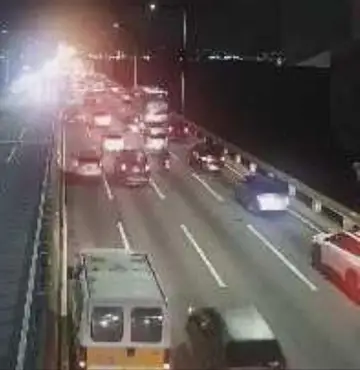 Trânsito é intenso na noite desta quarta-feira; ponte apresenta lentidão