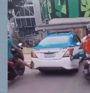 Viatura do batalhão de São Gonçalo é empurrada por motociclistas após apresentar pane elétrica