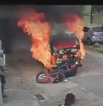 Motociclista é atropelado por Kombi em chamas 