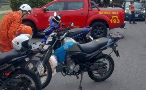 Mulher fica ferida em acidente de trânsito envolvendo motocicleta e carro em Niterói