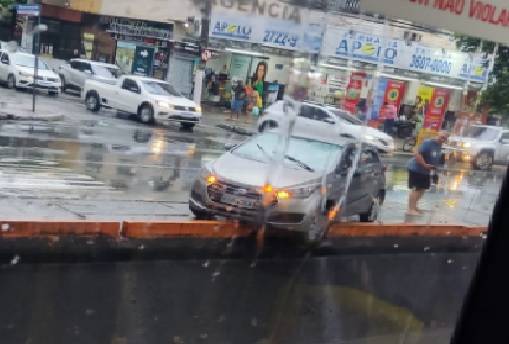 Carro por pouco não cai em rio durante chuva em Niterói