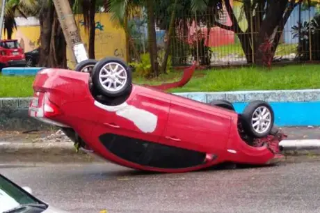 Motorista morre após capotamento no Paraíso, em São Gonçalo