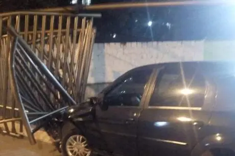 Carro desgovernado destrói grade de prédio no Pita, em São Gonçalo