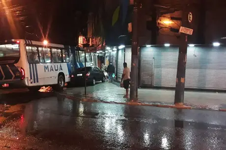 Ônibus e carro invadem calçada durante colisão no Boaçu, em SG