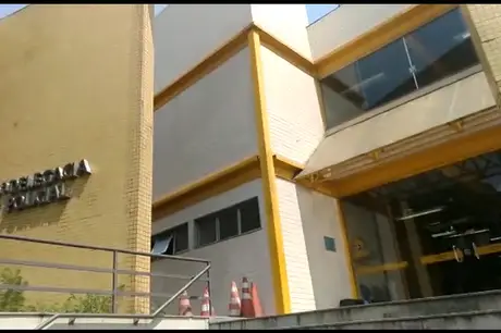 Bandidos invadem farmácia na madruga e furtam caixa eletrônico no Fonseca, em Niterói