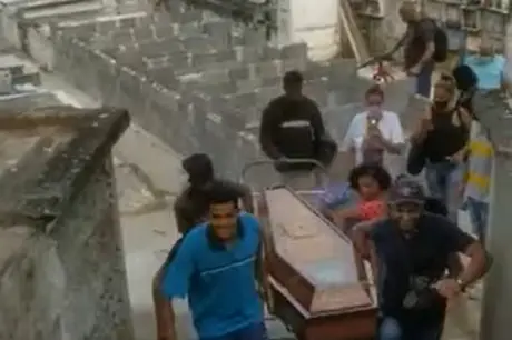Dança com caixão em funeral de idoso em Niterói viraliza na web