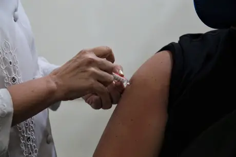 Vacina contra Covid-19 começa a ser testada em voluntários em Niterói