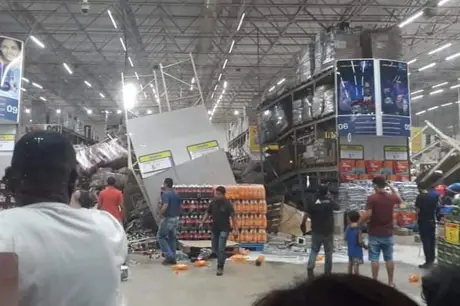 Prateleiras de supermercado desabam deixando morto e feridos