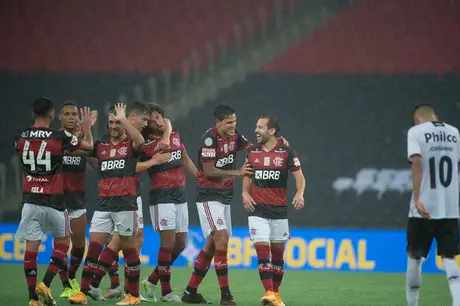 Flamengo vence Athletico-PR e entra no G4
