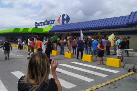 Manifestantes fazem protesto antirracista no Carrefour de São Gonçalo 