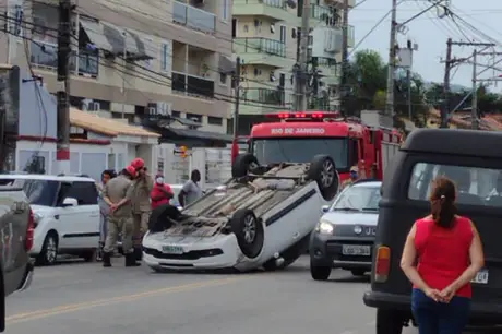 Motorista fica ferido após carro capotar no Centro de Maricá