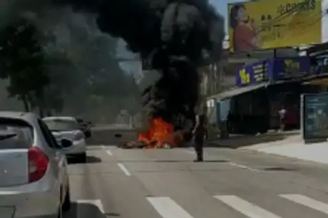 Moradores da Favela do Sabão queimam pneus e realizam protesto no Centro de Niterói após operação policial