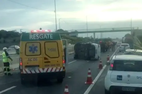 Capotamento deixa motorista ferido na BR-101, em São Gonçalo