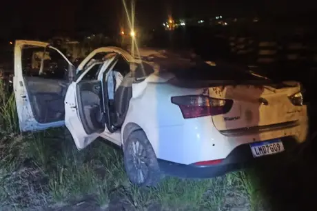Homem rouba carro em São Gonçalo e veículo capota durante fuga em Itaboraí