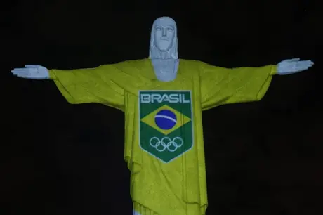 Cristo Redentor é iluminado com camisa do Time Brasil 
