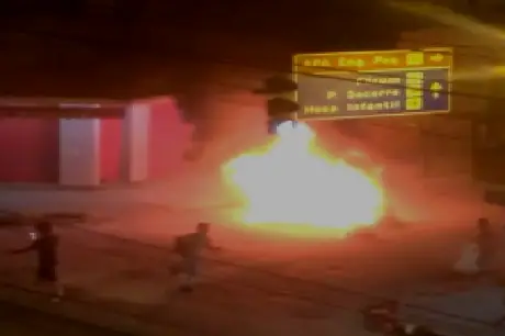 Moradores queimam pneus e bloqueiam via em protesto após morte de homem em São Gonçalo