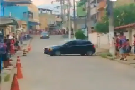 Condutores são flagrados fazendo "racha" em comunidade de São Gonçalo 