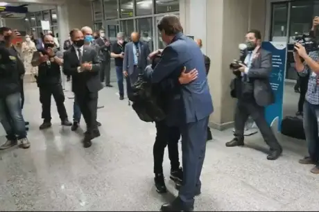 Bolsonaro recebe motorista que foi preso na Rússia