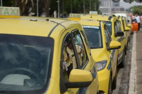 Vereadores do Rio aprovam suspensão da vistoria para táxis, vans e transporte escolar