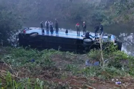 Mais de 20 trabalhadores ficaram feridos em acidente com ônibus que seguia para Angra dos Reis,