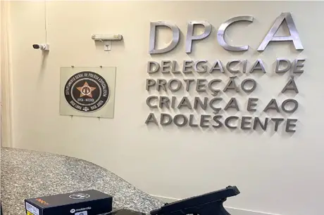 Adolescente conhecido como "Olho de Gato" é apreendido por agentes da DPCA em Niterói