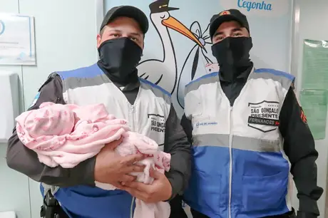 Agentes do São Gonçalo Presente ajudam grávida em trabalho de parto a chegar em hospital