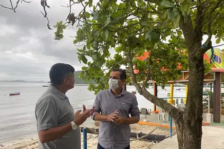 Durante visita em São Gonçalo prefeito de Maricá conhece a Praia das Pedrinhas