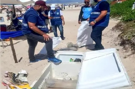 Freezer com bebidas é encontrado enterrado na Praia da Barra da Tijuca