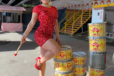 Michelly Boechat é a nova rainha de bateria da "Apoteose Carioca"