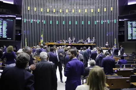 Deputados podem votar MP que cria benefício extra para o Auxílio Brasil nesta quarta