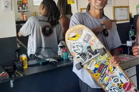 MC Federado ex-vocalista dos Leleks se torna empresário e abre barbearia em Niterói