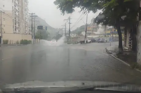Chuva forte causa alagamentos em diferentes pontos de São Gonçalo