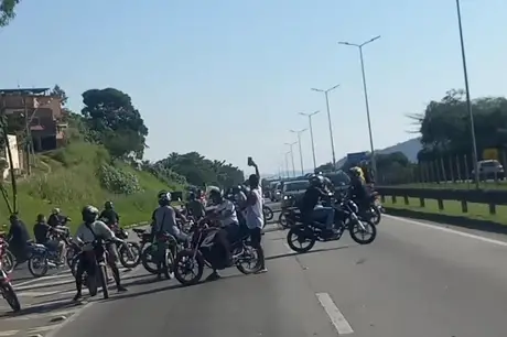 Vídeo: Mais de 200 motociclistas interditam pista da BR-101 em São Gonçalo após morte de jovem no Salgueiro