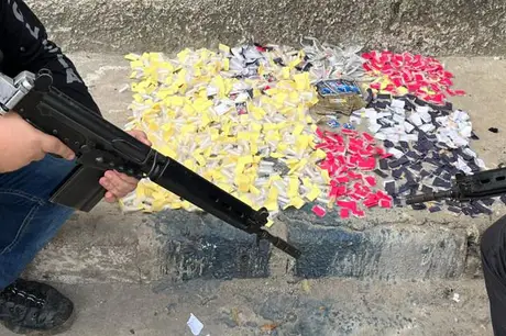 Homem é preso em Niterói com grande quantidade de material do tráfico de drogas 