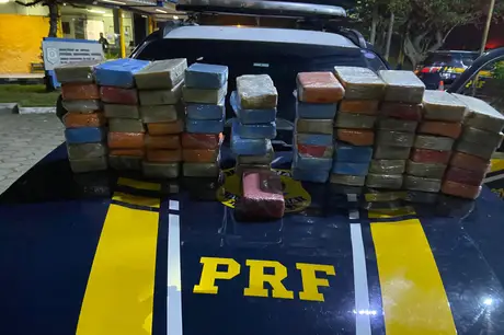 Motorista é preso com 70 tabletes de cocaína escondidos no carro 