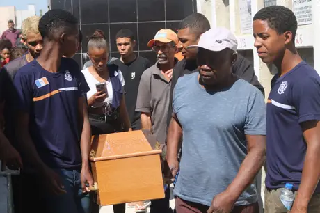 Corpo de adolescente baleado em Itaboraí é enterrado