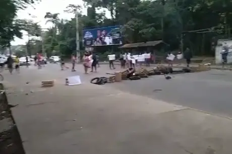 Protesto com incêndio causa tumulto após mortes em Maricá